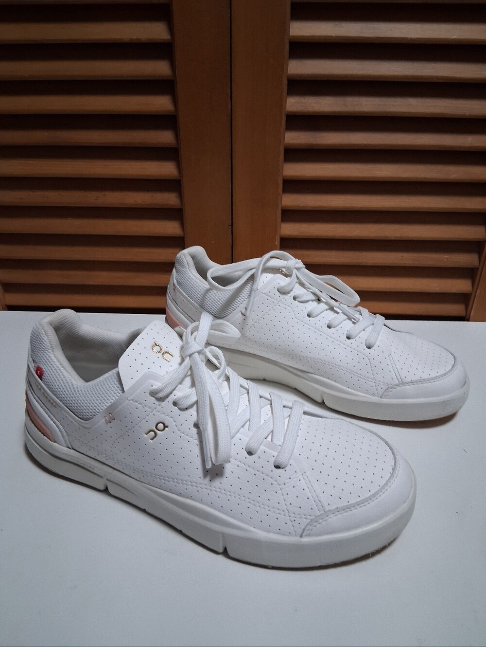 On The Roger Centre Court Women's White Perforated Sneaker * Size: 8 - Picture 4 of 8